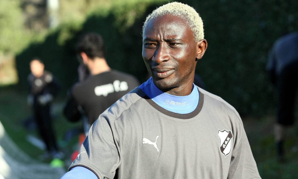 Ο «Χαρδαλιάς» στα μπουζούκια με σερβιτόρο τον Πάτρικ Ογκουνσότο (video)