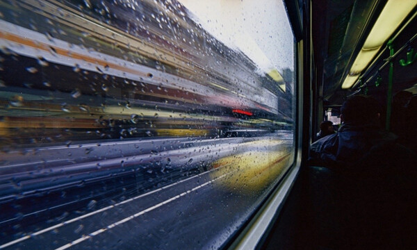 Εικόνες ΣΟΚ - Παρέα πλάκωσε στο ξύλο κορίτσι μέσα σε τραμ και κανείς δεν κάνει κάτι (video)