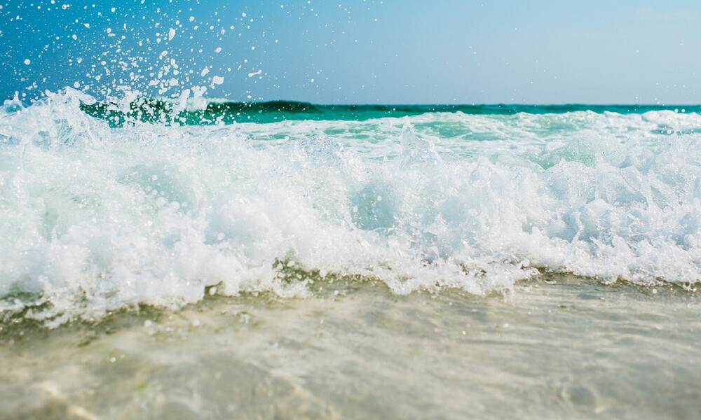 Βίντεο: Αστυνομικός χτυπά με γκλοπ λουόμενους - Άντρας κόντεψε να τον πνίξει (video)