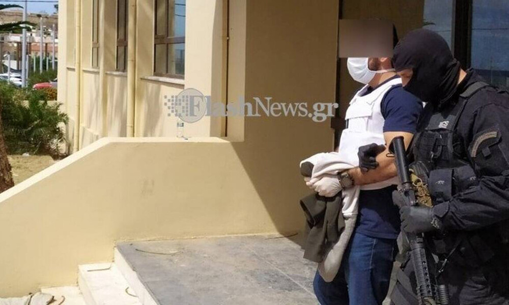 Φονικό Ανώγεια: Έκλαιγε στην απολογία ο 29χρονος – «Υπήρξε σκοτάδι μπροστά μου»