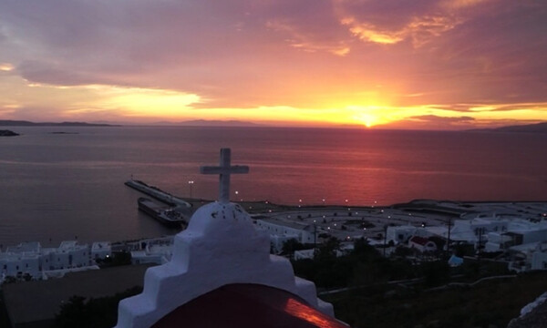 Αυτό είναι το χρυσό ηλιοβασίλεμα της Μυκόνου που έγινε viral (video)