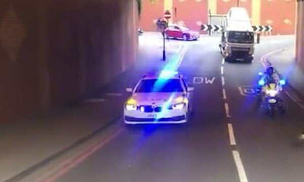 Αστυνομικοί σταμάτησαν την κυκλοφορία σε κεντρικό δρόμο - Απίστευτος ο λόγος που το έκαναν! (video)