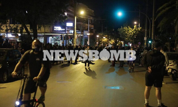 Καρέ καρέ η νύχτα έντασης στην Αγία Παρασκευή - Κόσμος κατακλύζει τις κεντρικές πλατείες των Αθηνών