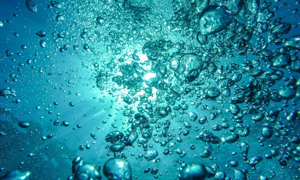 Γλυφάδα: Αγνώριστη η παραλία - Πεντακάθαρη με νέα άμμο και ομπρέλες σε απόσταση (photos)