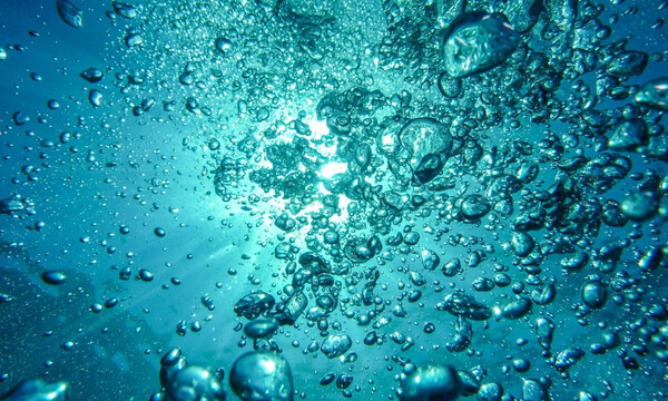 Γλυφάδα: Αγνώριστη η παραλία - Πεντακάθαρη με νέα άμμο και ομπρέλες σε απόσταση (photos)