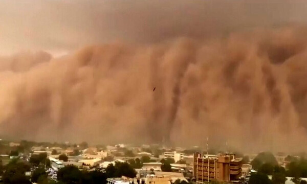Εικόνες... τρόμου! Τσουνάμι σκόνης «καταπίνει» πόλεις και το θέαμα καθηλώνει (Video)