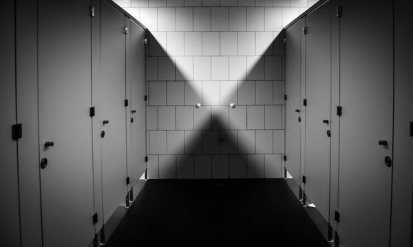 Οι πόρτες στις δημόσιες τουαλέτες δεν φτάνουν μέχρι το πάτωμα - Γνωρίζεις γιατί; (video)