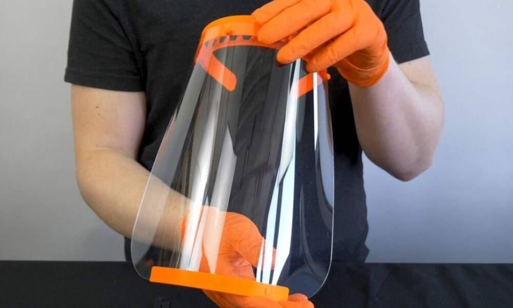 Έτσι θα φτιάξετε μόνοι σας ειδικές προστατευτικές ασπίδες προσώπου για τον κορονοϊό (video)