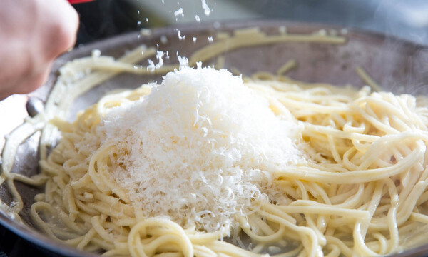 Ρίχνετε τυρί στα μακαρόνια; Σταματήστε άμεσα! Είναι επικίνδυνο (photos)