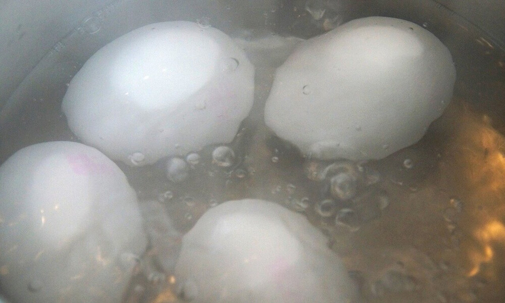 Ρίχνετε αλάτι στο νερό που βράζει τα αυγά σας; Σταματήστε αμέσως (photos)