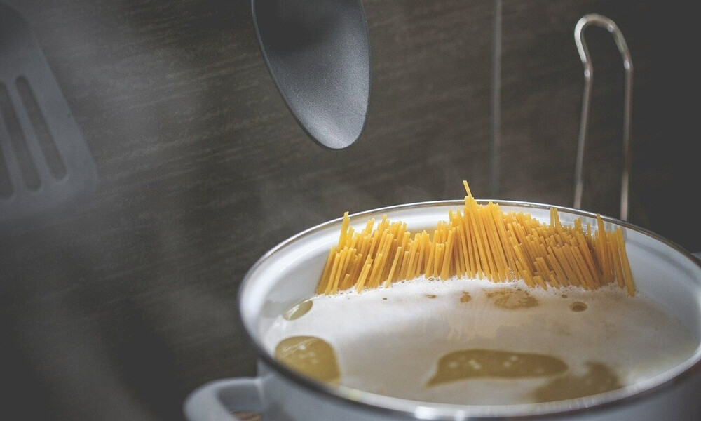 Έφτιαξε μακαρόνια και βούτηξε τα πόδια της στο νερό που είχε βράσει - Δείτε γιατί (photos)