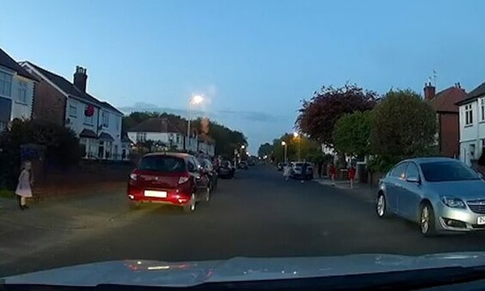 Οδηγός ταξί αναγκάστηκε να φρενάρει απότομα - Δεν φαντάζεστε τι πετάχτηκε μπροστά του (video)