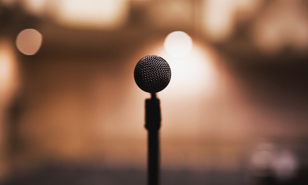 Πασίγνωστος τραγουδιστής δηλώνει: «Θα κοινωνούσα ακόμα και αν ο προηγούμενος ήταν λεπρός» (video)