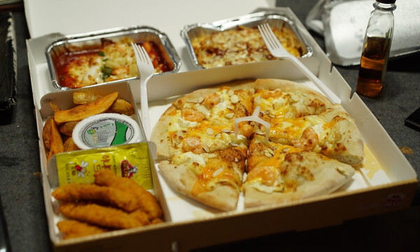 Ντελιβεράς πήγαινε την παραγγελία και τότε συνέβη το απίστευτο (video)