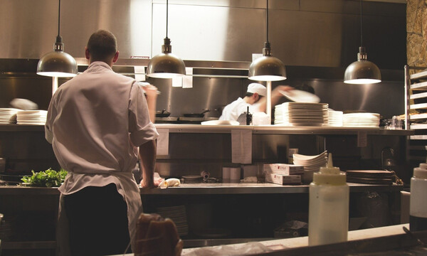 Κάμερα κατέγραψε μάγειρα να φτύνει το φαγητό (video)