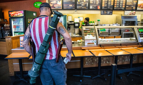 Δεν υπάρχει! Μπήκαν σε εστιατόριο με μπαζούκας και καλάσνικοφ στην πλάτη (photos+video)