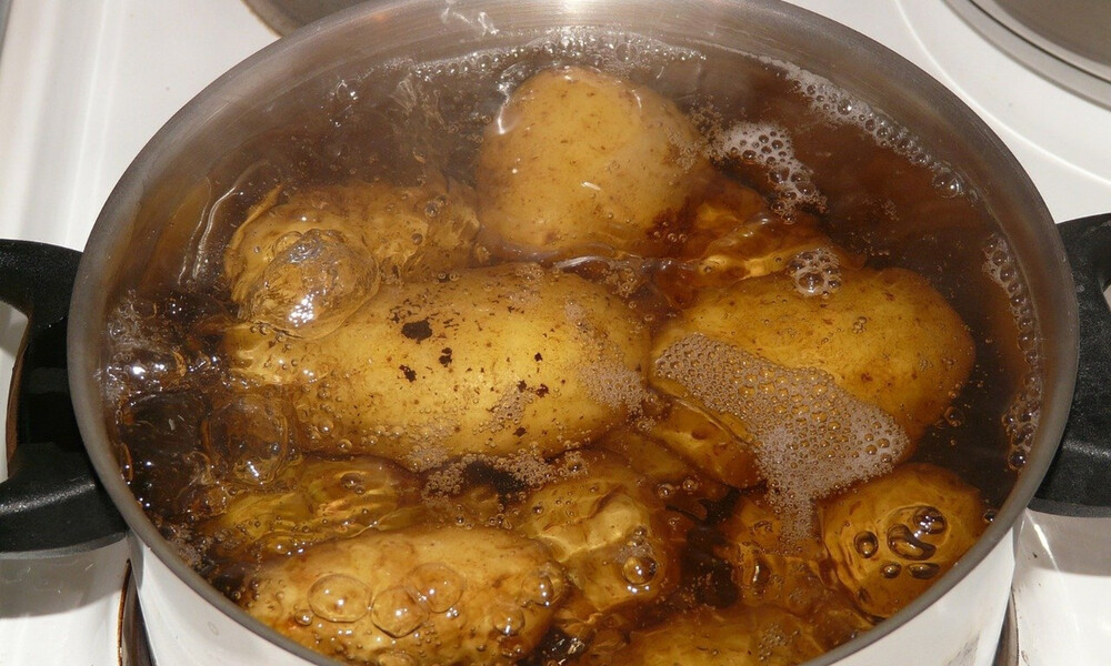 Βάζετε τις πατάτες σε νερό που βράζει; Σταματήστε! Το μεγάλο λάθος που κάνουμε (photos)