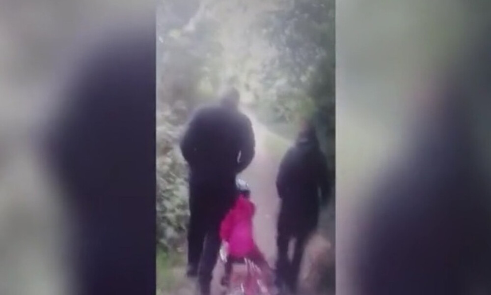 Ένα 6χρονο κορίτσι έπεσε με το ποδήλατο σε ζευγάρι - Σοκάρει η αντίδρασή τους (video)