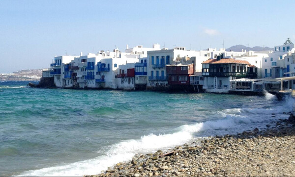 Από τις πλατείες στις πλαζ – Πώς η κυβέρνηση άνοιξε τις παραλίες και τι θα γίνει με τον τουρισμό