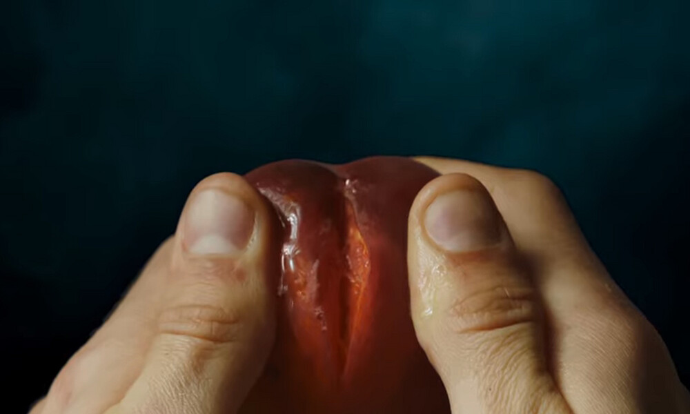 Αυτή είναι η πιο προκλητική διαφήμιση και είναι για φρούτα - Έβαλαν στοπ οι αρχές! (video)