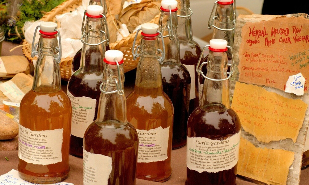 Έβαλε μηλόξυδο σε κατσαρόλα και έτριψε με αλουμινόχαρτο - Θα το κάνετε άμεσα κι εσείς (photos)