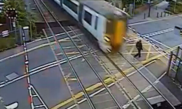 Εικόνες σοκ - Άνδρας περνάει τις γραμμές όταν πλησιάζει τρένο - Δεν υπάρχει η συνέχεια (video)