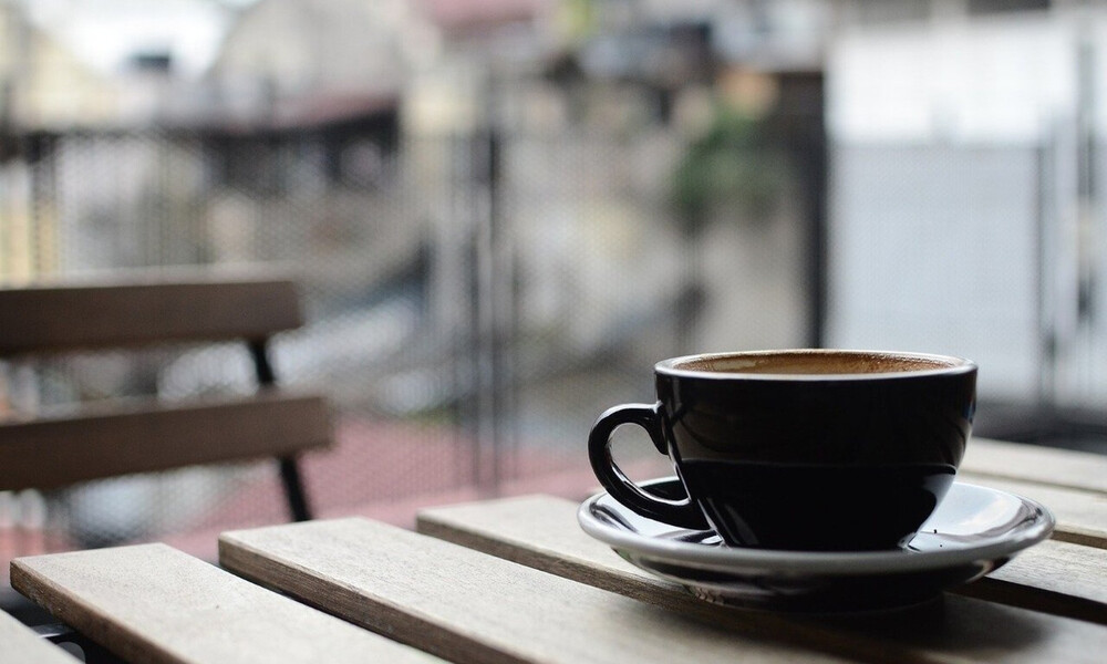 Δεν φαντάζεστε τι φορούν πελάτες σε καφετέρια για να κρατούν τις αποστάσεις (photo)