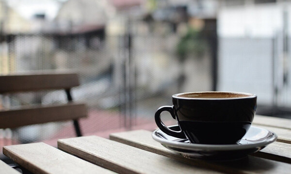 Δεν φαντάζεστε τι φορούν πελάτες σε καφετέρια για να κρατούν τις αποστάσεις (photo)