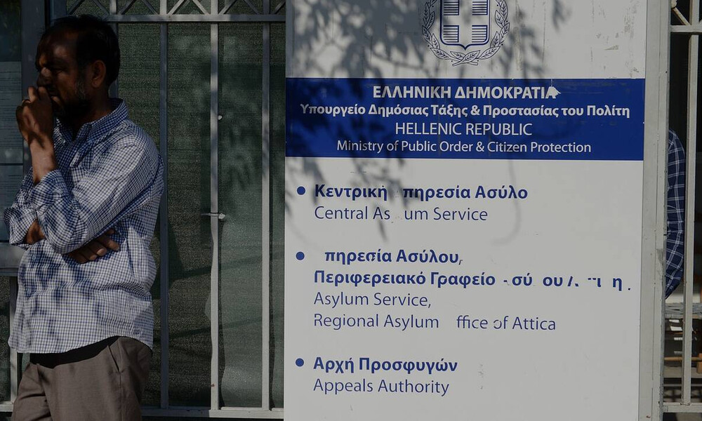 Άρση μέτρων: Πανικός έξω από την Υπηρεσία Ασύλου - Μετανάστες συνωστίστηκαν στην Κατεχάκη (vid)