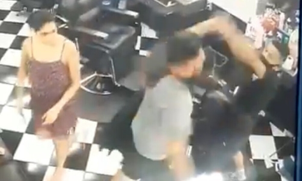 Απίστευτος χαμός σε κομμωτήριο - Δεν φαντάζεστε γιατί πλάκωσε στο ξύλο τον κουρέα (video)