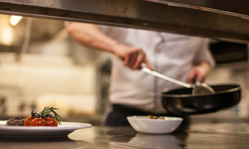 Εστιατόριο βρήκε τον πιο τρελό τρόπο να κρατάει τις αποστάσεις μεταξύ των πελατών (photos+video)