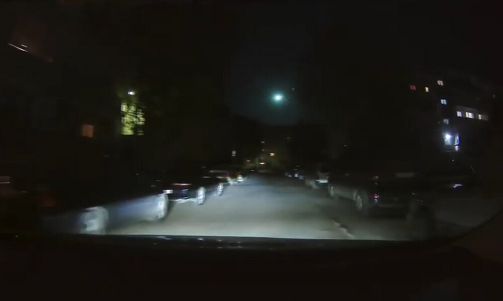 Οδηγούσε τη νύχτα στους άδειους δρόμους - Δεν πίστευε αυτό που είδε στον ουρανό! (video)