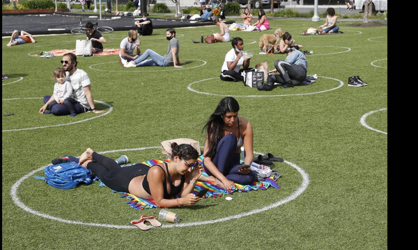 Σαμπρέλες, μπάρμαν – ρομπότ και… «μακαρόνια» κολύμβησης: Τα περίεργα της κοινωνικής αποστασιοποίησης 