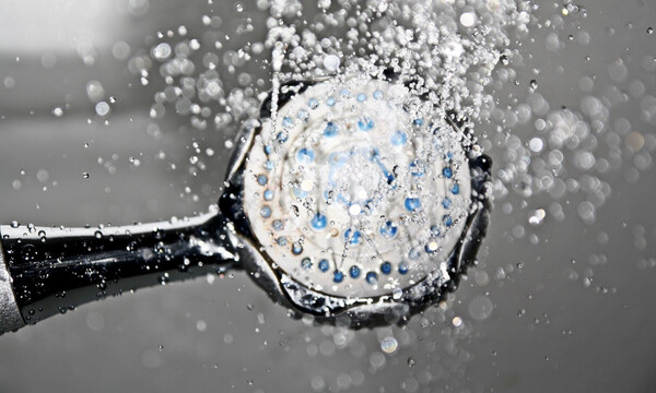 Μία 55χρονη μαμά και 19χρονη κόρη κάνουν κάθε μέρα μπάνιο μαζί - Δείτε το λόγο (photos+vid)