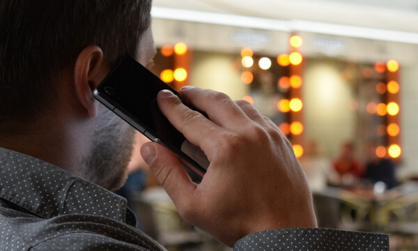 Ο άνδρας που έχει στην κατοχή του 2,371 κινητά τηλέφωνα (video)