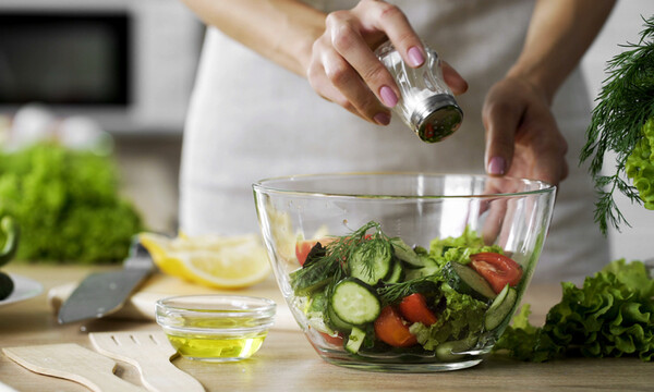 Τα σημάδια που στέλνει το σώμα όταν τρώτε πολύ αλάτι (εικόνες)