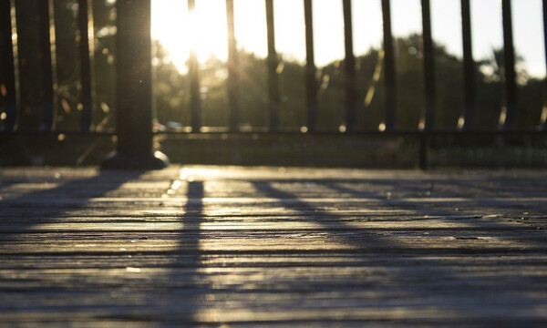 Πήγε να κάτσει στο μπαλκόνι της - Κάλεσε άμεσα βοήθεια μ' αυτό που είδε από πάνω της! (video)
