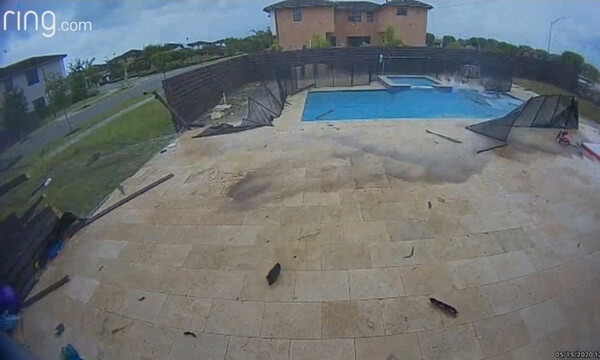 Εικόνες σοκ - Αυτοκίνητο διέλυσε φράκτη σπιτιού στο σημείο που παίζουν τα παιδιά (video)