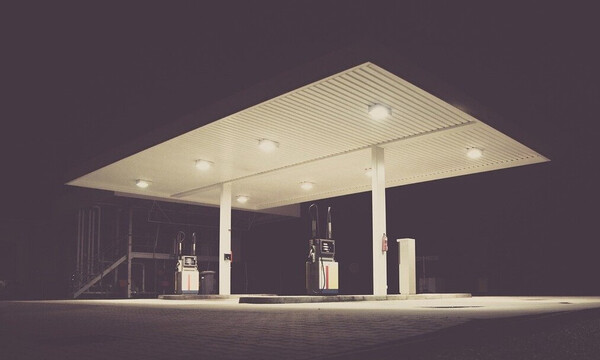 Πήγε σε βενζινάδικο να γεμίσει το ντεπόζιτο - Δεν πίστευε αυτό που προσγειώθηκε (video)