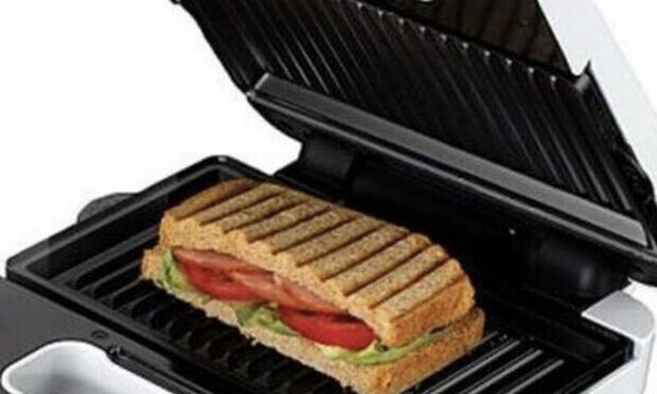 Έτσι θα καθαρίσετε πανεύκολα την τοστιέρα σας με το υλικό που έχετε στην κουζίνα σας (photos)