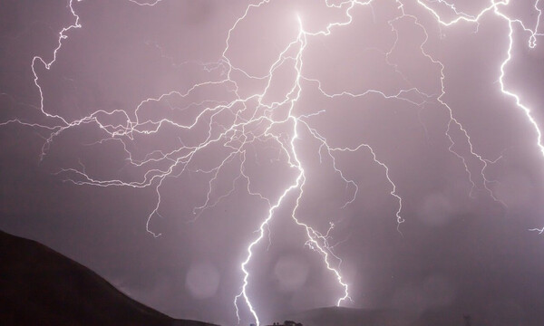 Άκουσαν κεραυνό να χτυπάει πολύ κοντά τους - Μόλις είδαν τι έγινε έπαθαν σοκ (video)