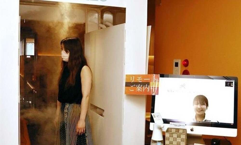 Παμπ ψεκάζει τους πελάτες πριν μπουν (photos+video)