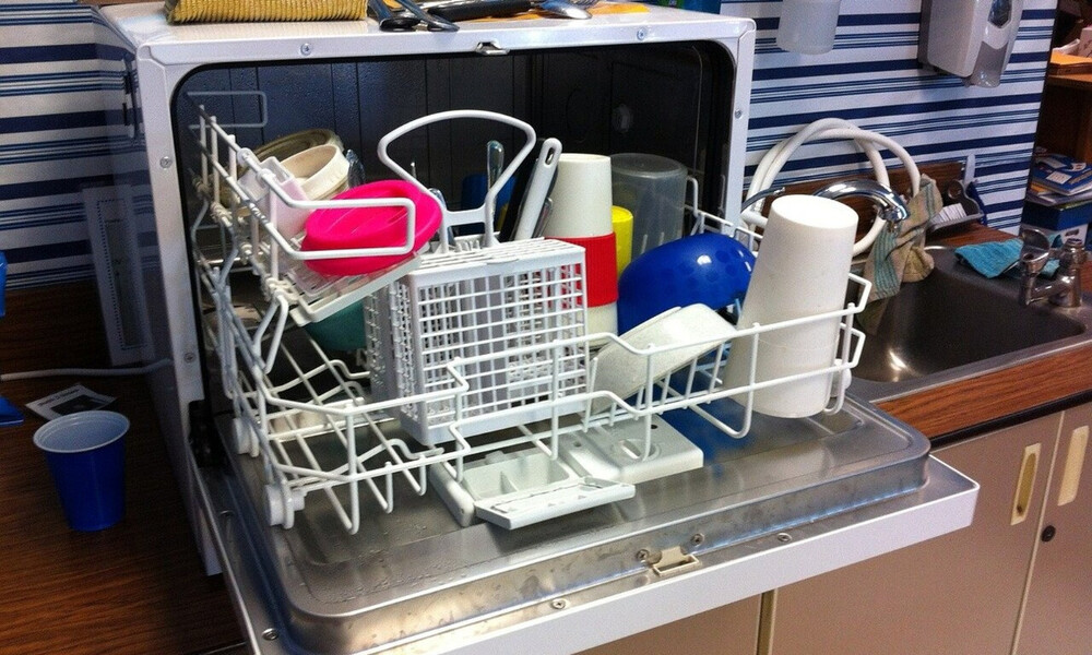 Μυρίζει άσχημα το πλυντήριο πιάτων; Έτσι θα διώξετε τη μυρωδιά με υλικό από το ψυγείο (photos)