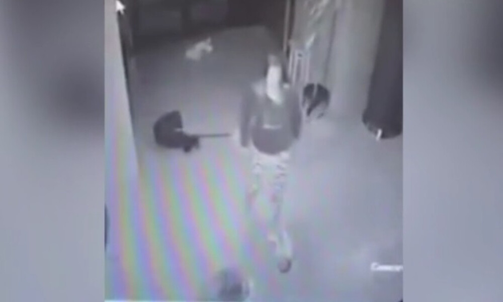 Εικόνες ΣΟΚ: Μητέρα πέταξε το δίμηνο μωρό της στο πάτωμα γιατί τσακώθηκε με τον εραστή της (video)