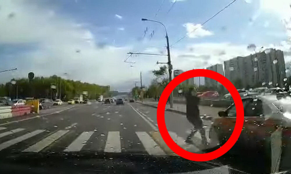 Πήγε να περάσει τον δρόμο αλλά οδηγός δεν τον είδα - Κόβει ανάσα αυτό που έγινε μετά (video)