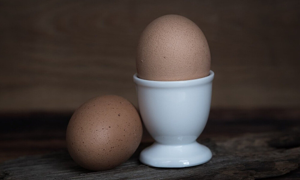 Βάζει πετσέτα στην κατσαρόλα και βράζει αυγά - Δείτε γιατί και θα το κάνετε κι εσείς (photos)