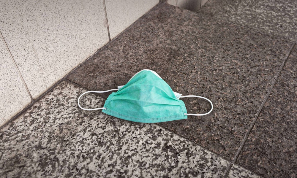 Απίστευτο: Έβγαλε το εσώρουχό της στο ταχυδρομείο για να προστατευτεί (video)