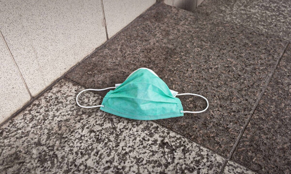 Απίστευτο: Έβγαλε το εσώρουχό της στο ταχυδρομείο για να προστατευτεί (video)