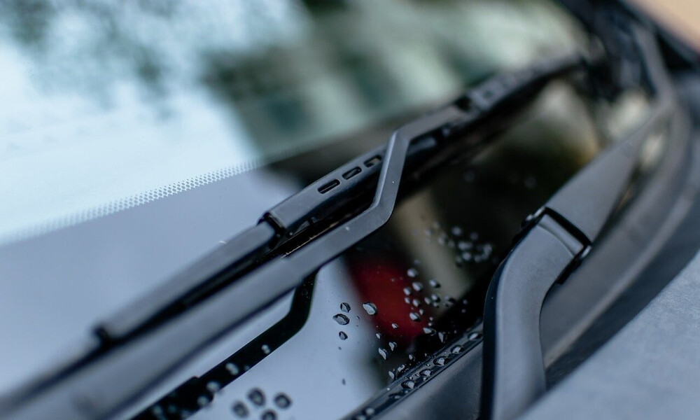 Είδε κάτι να έρχεται κατά πάνω της - Έπαθε σοκ μόλις είδε τι χτύπησε το αμάξι της (photos+video)