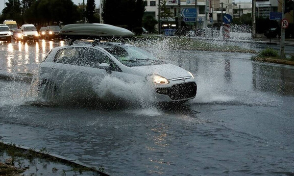 Καιρός ΤΩΡΑ: Σφοδρή καταιγίδα «χτυπά» τον Πειραιά - Ποτάμια οι δρόμοι